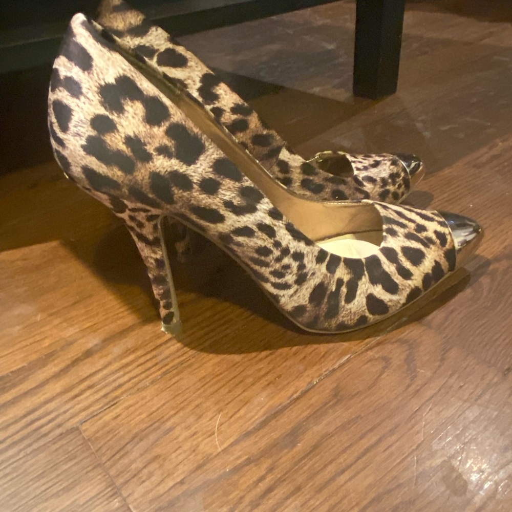 Leopard pumps